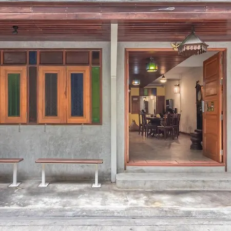 Banthat Thong Hostel
