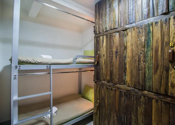 Banthat Thong Hostel *